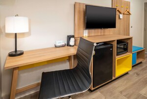 Escritorio, cortinas blackout y tabla de planchar con plancha 