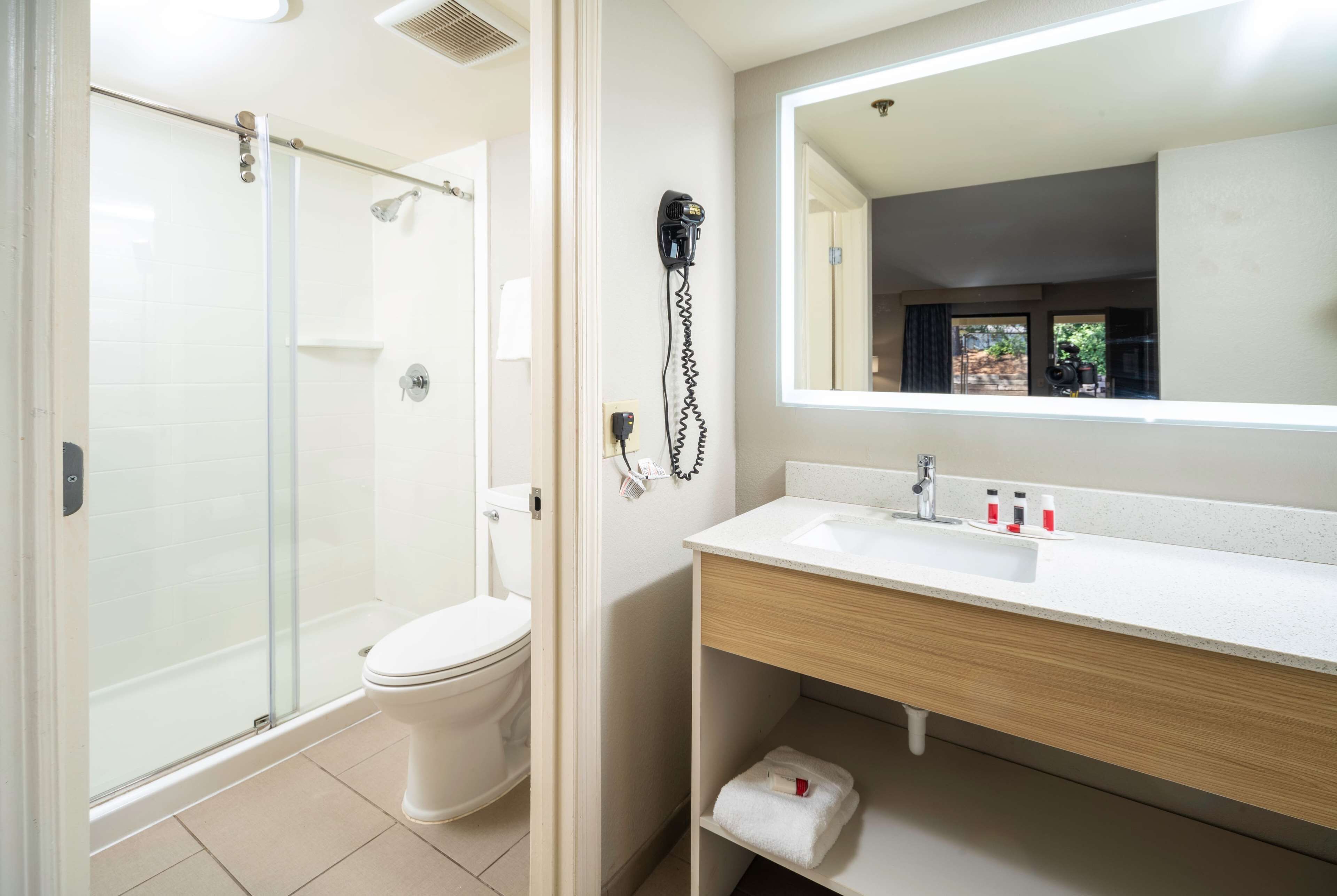 Quarto, 2 camas Queen, para fumantes | Banheiro | Chuveiro/banheira combinados, secador de cabelo, toalhas de banho 