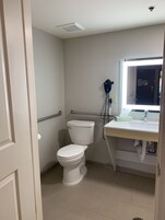 Bañera con ducha, secador de pelo, toallas