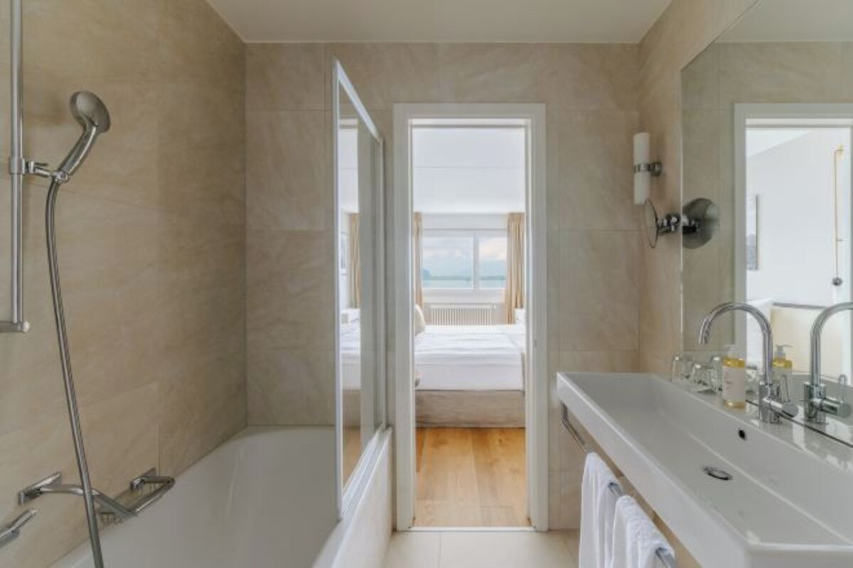 Un baño moderno con bañera, ducha y lavamanos.
