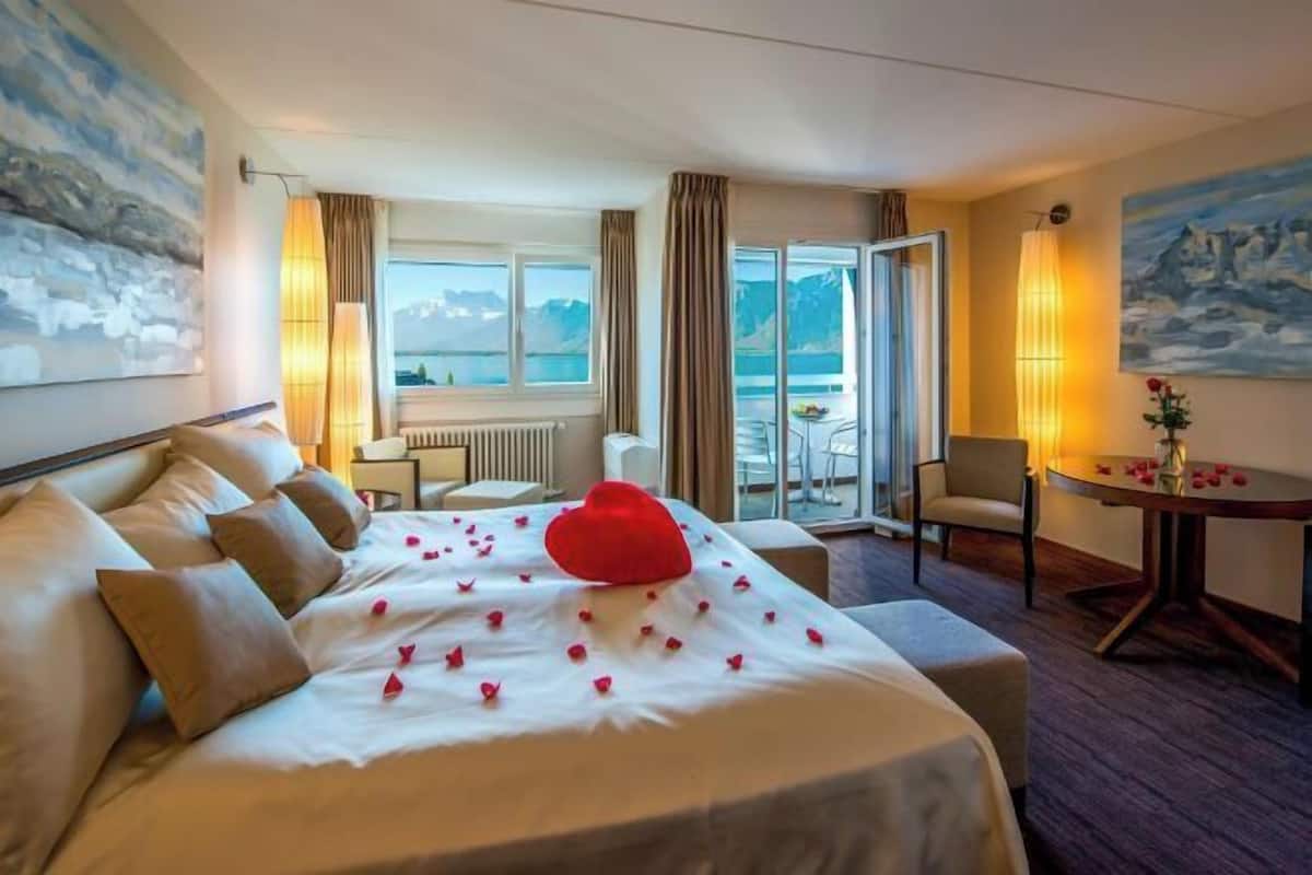 Premium bedding, minibar, in-room safe, desk