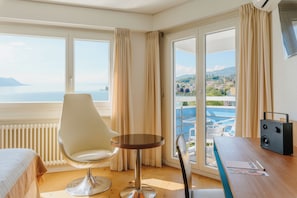 Zimmer, Balkon, Seeblick (Cosy Mona) | Hochwertige Bettwaren, Minibar, Zimmersafe, Schreibtisch