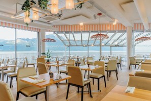 2 restaurants, breakfast, lunch, dinner served; Regional cuisine - Mona Montreux (Montreux)