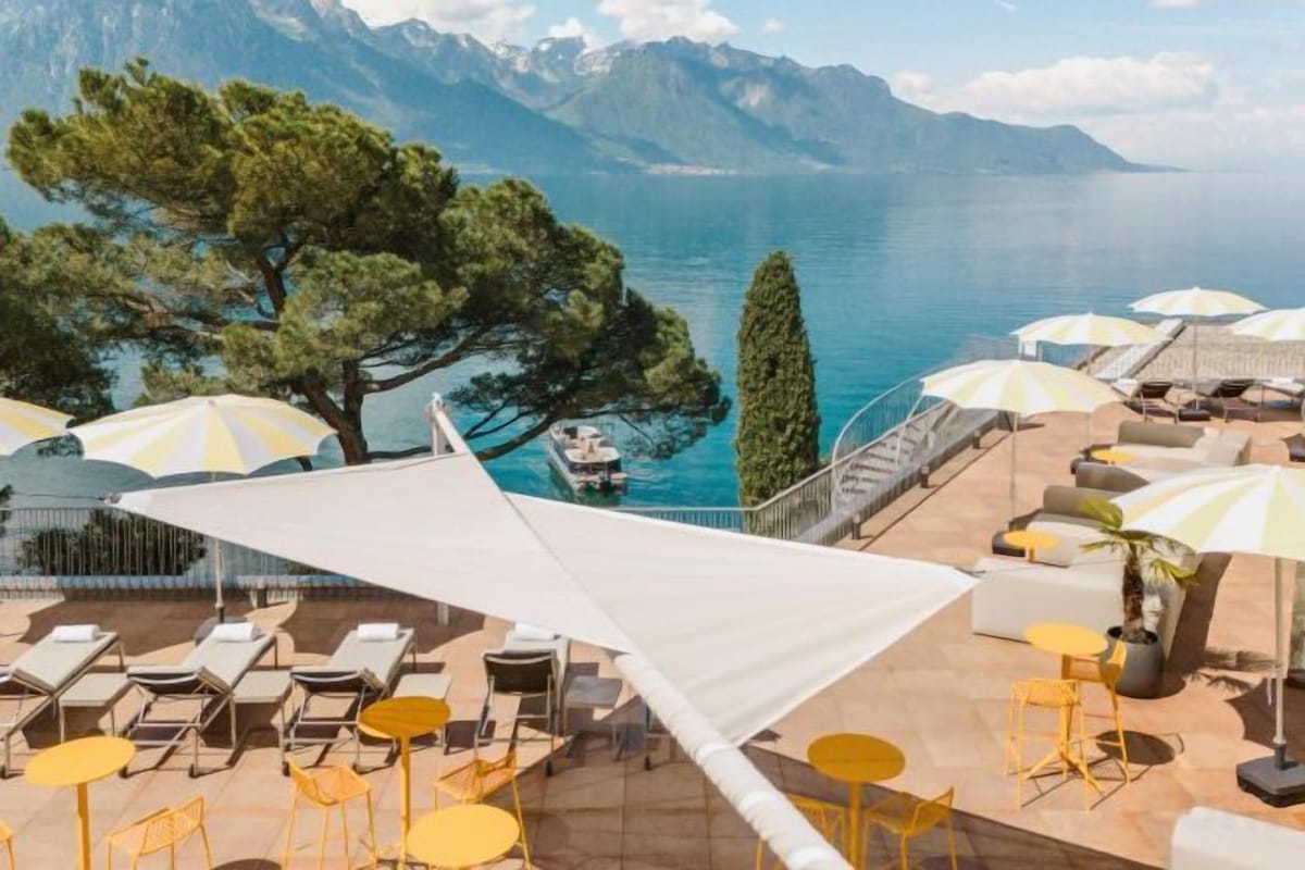 2 restaurants; breakfast, lunch, dinner, and brunch served