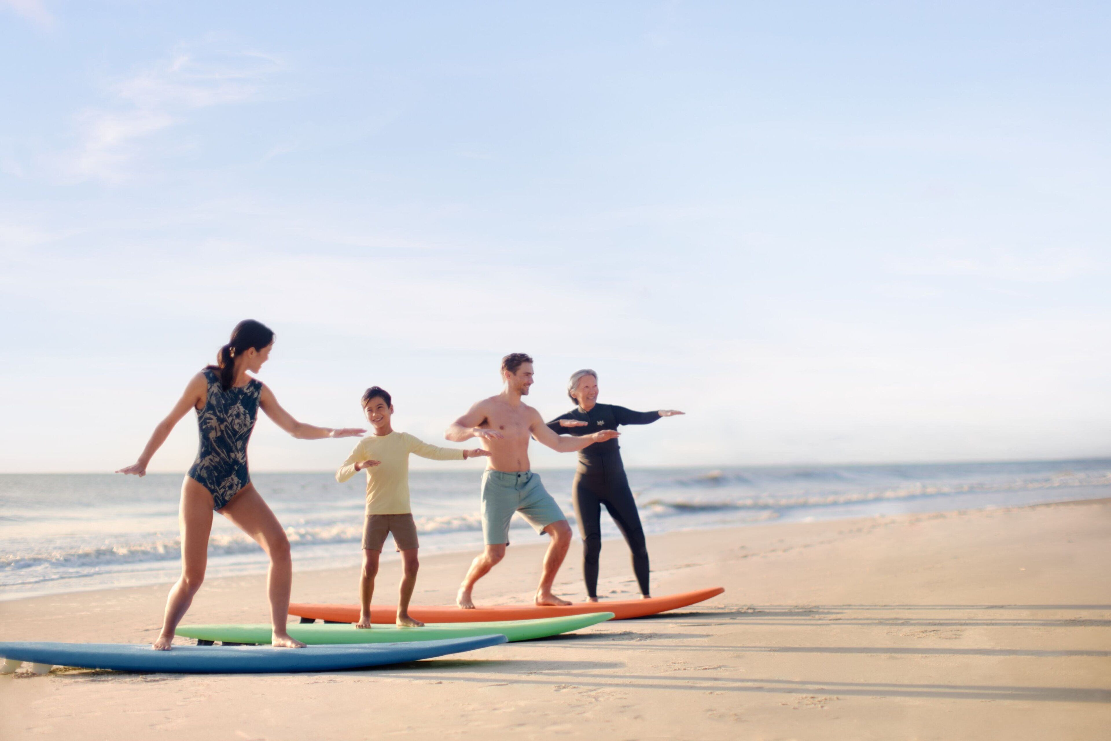 Un groupe de personnes sur des planches de surf, sur une plage.