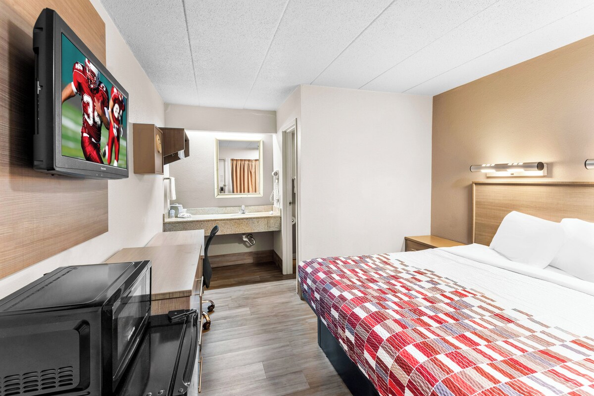 Deluxe Room, 1 King Bed (Smoke Free) | Laptop workspace, cribs (free), WiFi (free), bed sheets