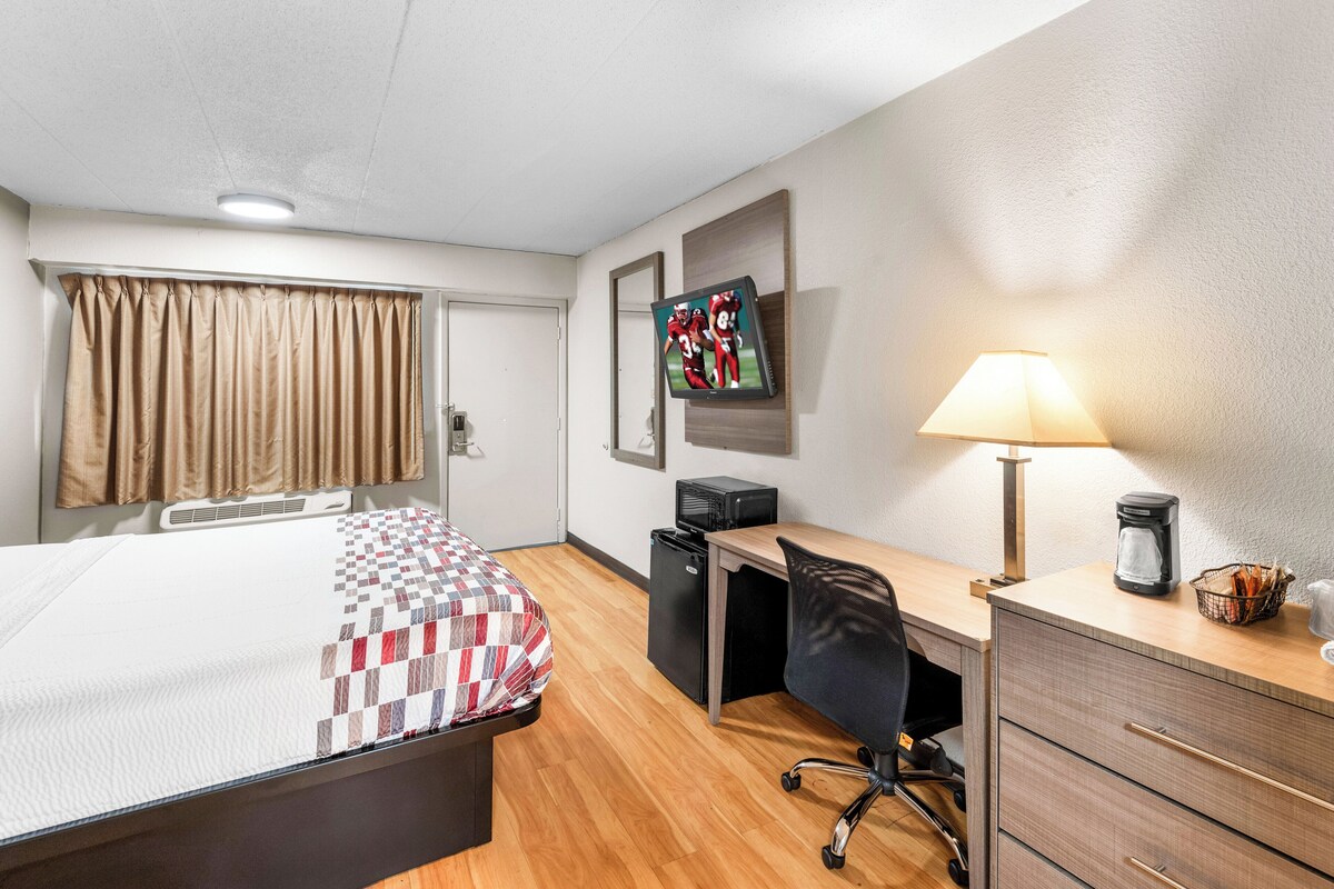Superior Room, 1 King Bed (Smoke Free) | Laptop workspace, cribs (free), WiFi (free), bed sheets