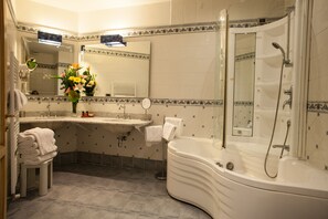 Quadruple Room | Bathroom | Hair dryer, towels - Hotel Alba Palace (Florence)