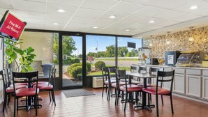 Free daily continental breakfast  - Red Roof Inn Wheelersburg (Wheelersburg)