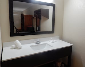 Articles de toilette (gratuits), séchoir à cheveux, serviettes fournies