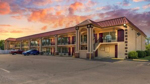 A motel with a two-story structure, multiple rooms, and a parking lot. - Red Roof Inn Wheelersburg (Wheelersburg)