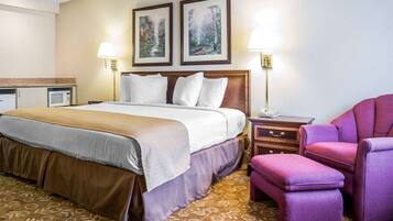 Standardrum - 1 kingsize-säng - icke-rökare | Bäddmadrasser, skrivbord, mörkläggningsgardiner och strykjärn/strykbräda