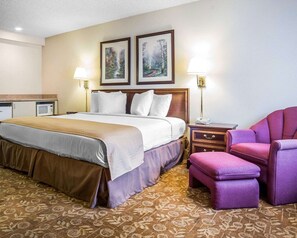 Surmatelas, bureau, rideaux occultants, fer et planche à repasser