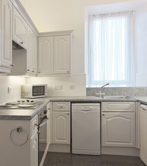 Apartment, 3 Bedrooms | Private kitchen | Fridge, microwave, stovetop, coffee/tea maker
