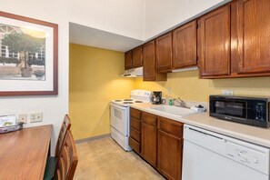 Traditional Studio Suite, 2 Queen Beds | Private kitchen