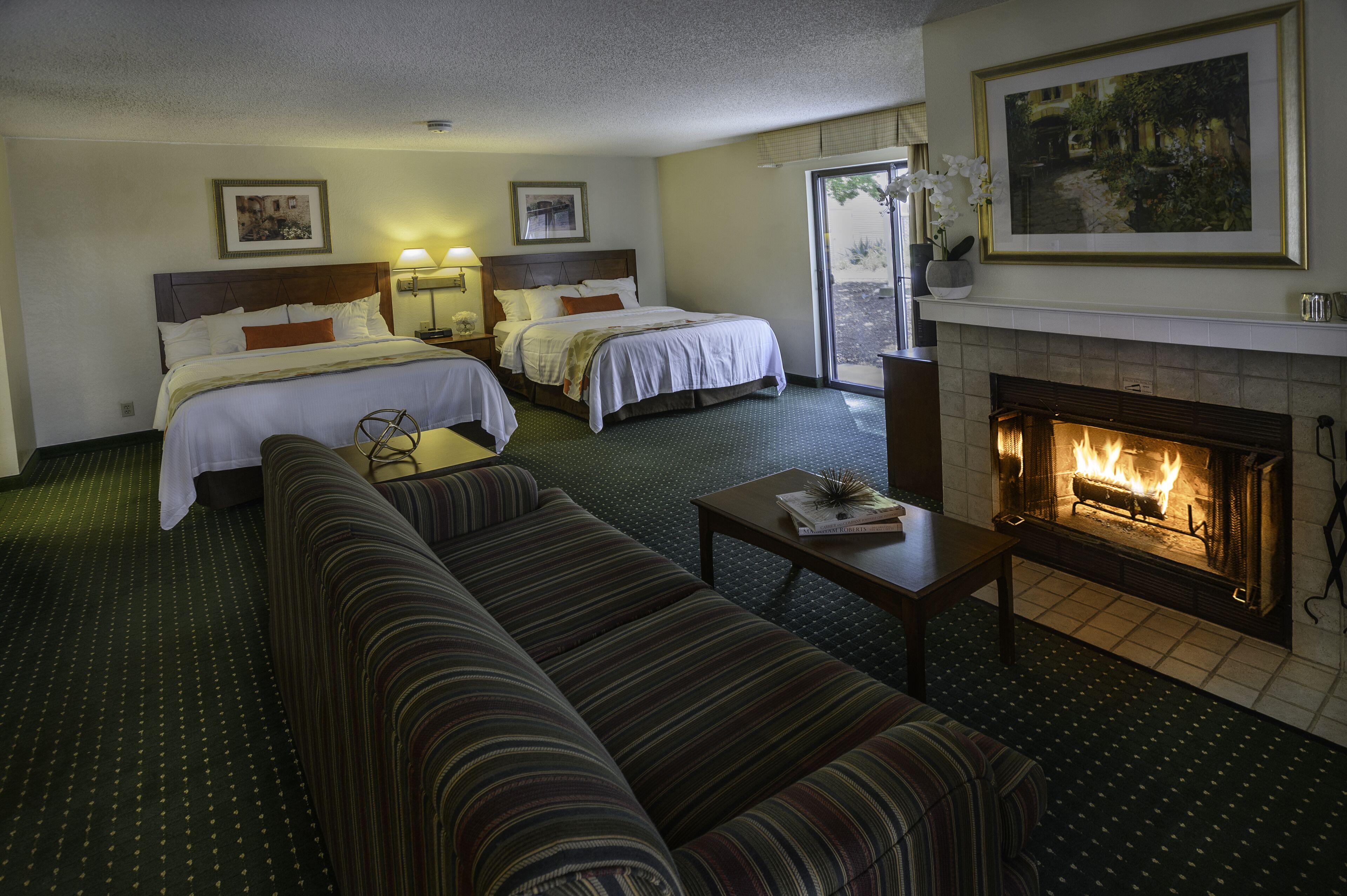 Studio Suite truyền thống, 2 giường cỡ queen | Khu phòng khách | TV màn hình phẳng 32-inch có truyền hình cáp, TV, iPod dock 