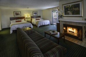 Traditional Studio Suite, 2 Queen Beds | Living area