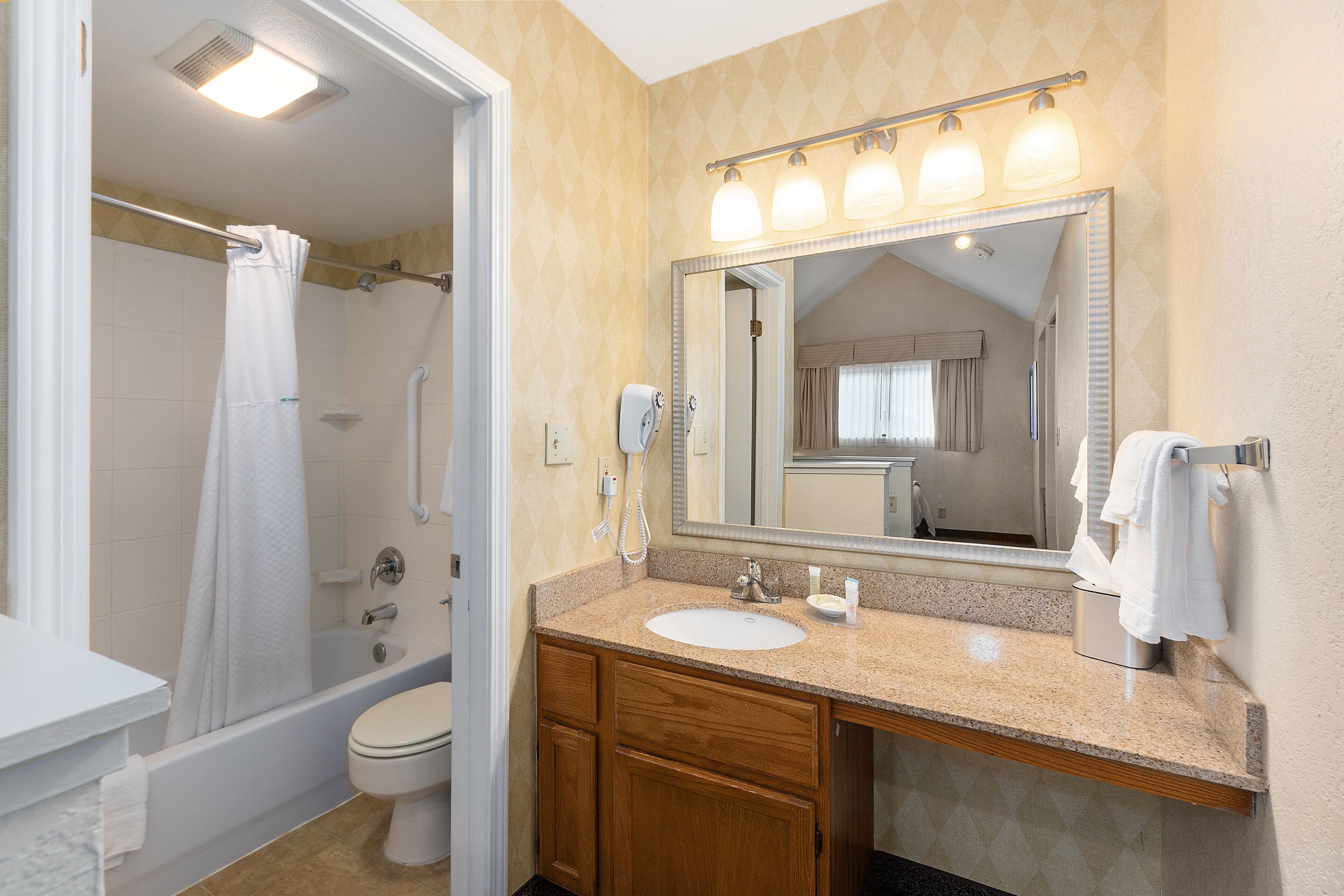 traditional studio suite, 1 king bed | bathroom | combined shower/bathtub, free toiletries, hair dryer, towels