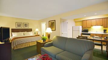 Stort kylskåp, mikrovågsugn, ugn och spishäll