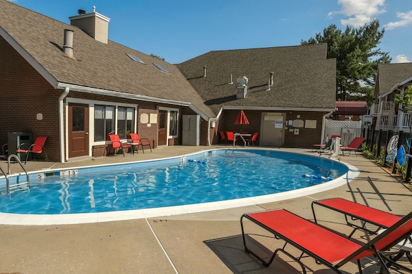 Een seizoensgebonden buitenzwembad en parasols bij het zwembad