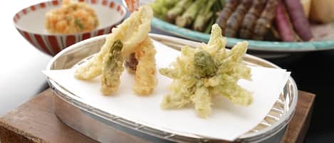 A tray with tempura shrimp and vegetables.