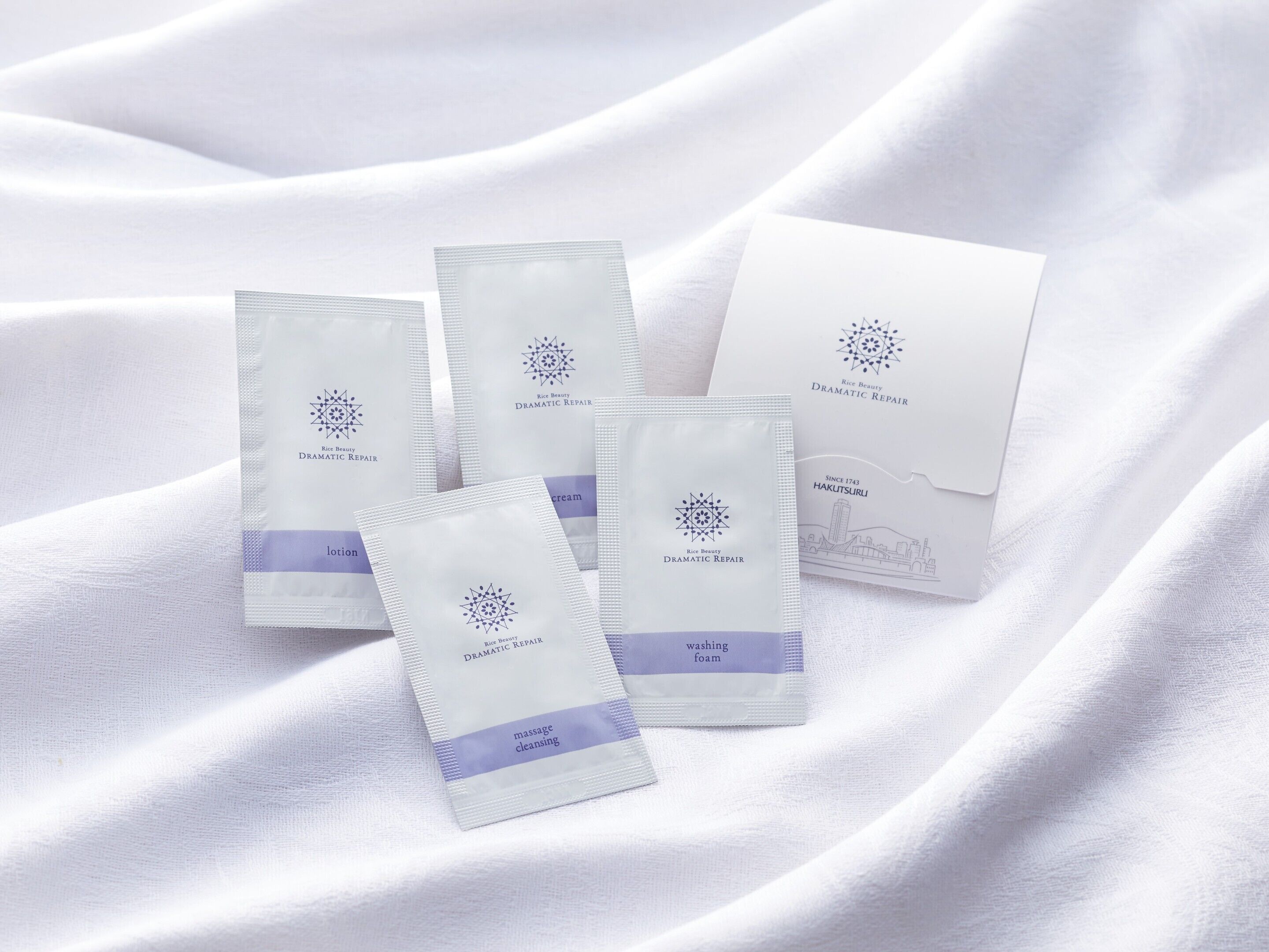 combined shower/bathtub, deep-soaking bathtub, free toiletries