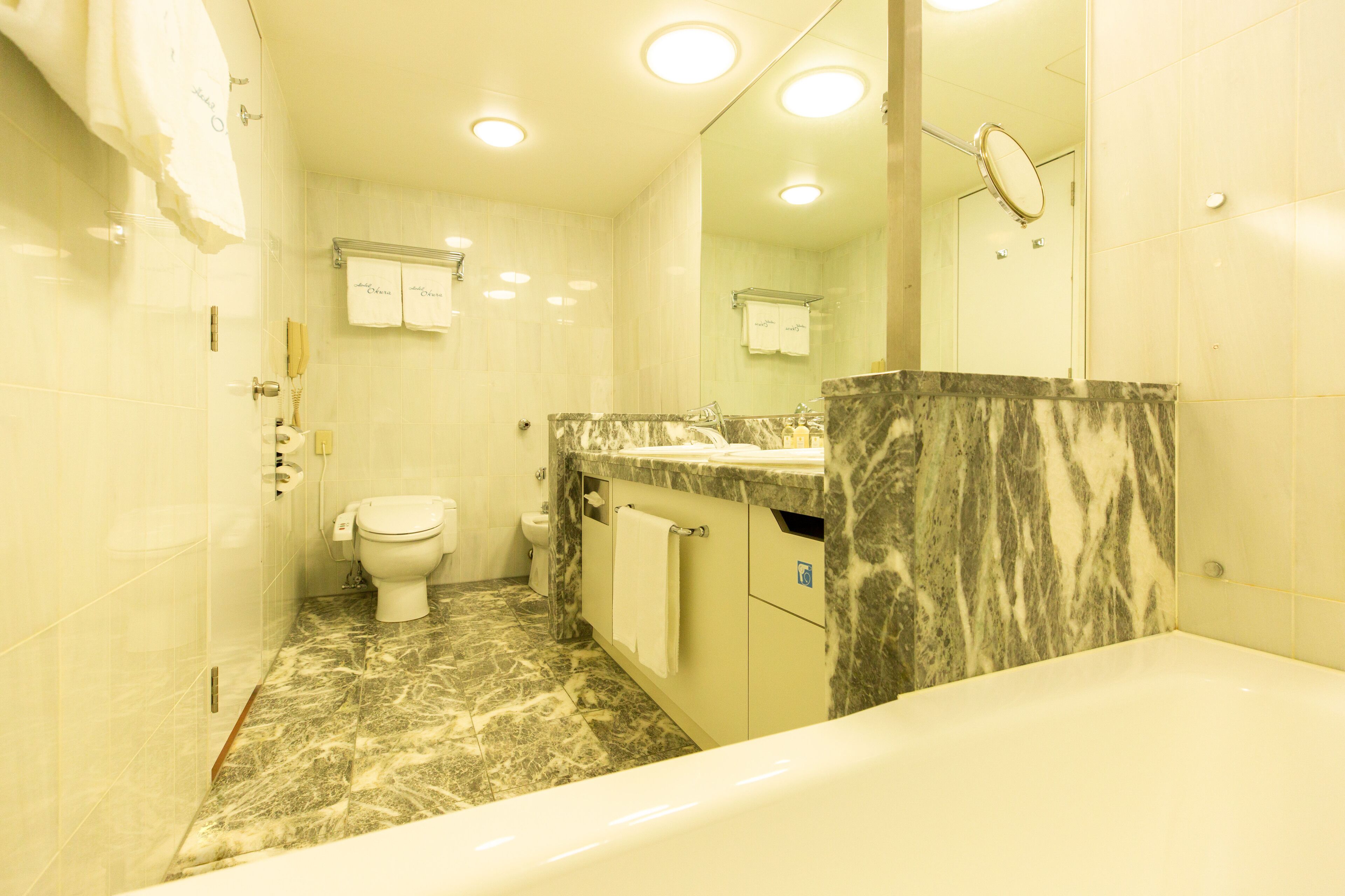 combined shower/bathtub, deep-soaking bathtub, free toiletries