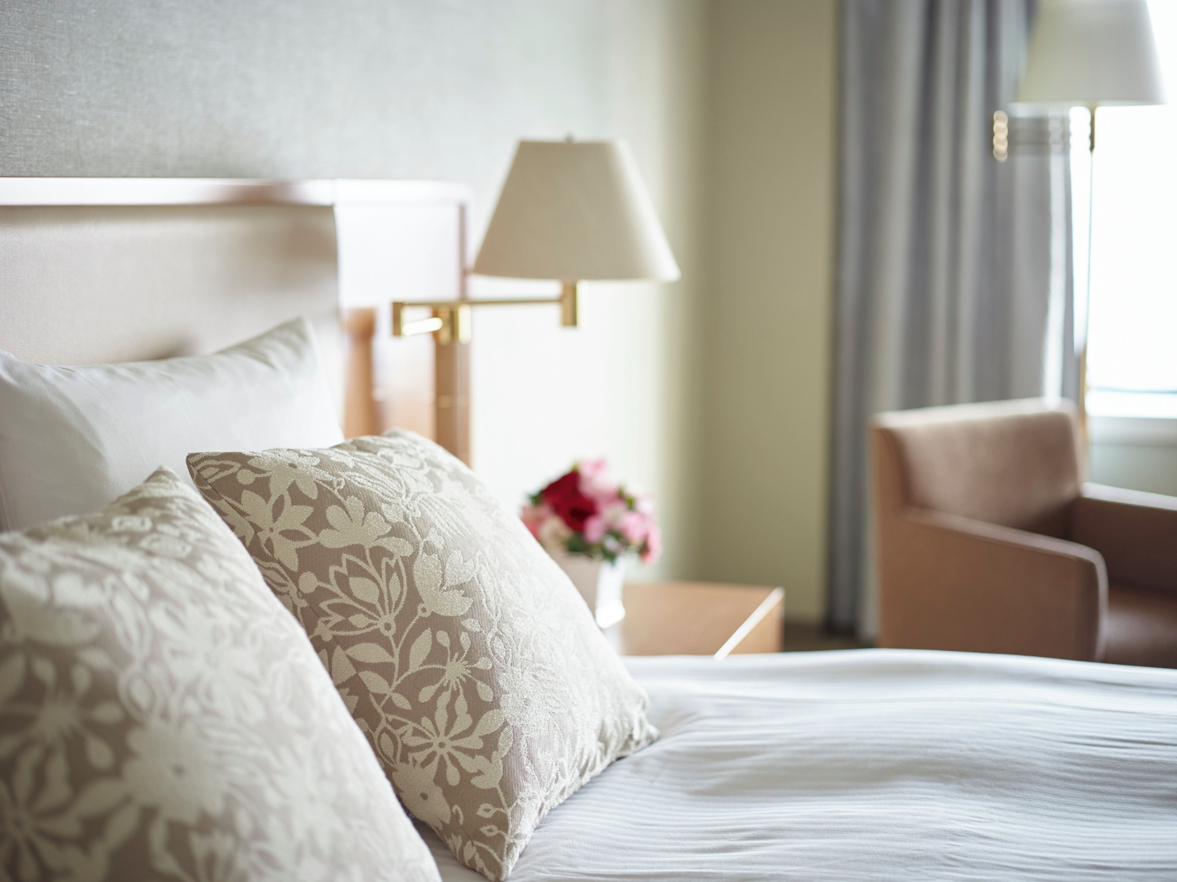 Tirai kedap cahaya, setrika/meja setrika, Wi-Fi gratis, dan seprai linen