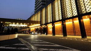 A modern building with a glass facade and a large entrance. - Hotel Okura Kobe (Kobe)