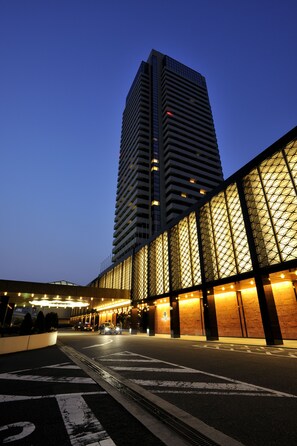 住宿正面 (夜晚)