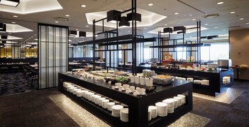 Daily buffet breakfast (JPY 3800 per person)