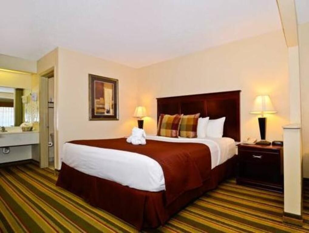 In-room safe, desk, laptop workspace, iron/ironing board