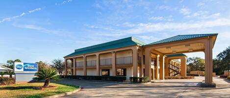A Best Western Eunice hotel with a covered parking area and a signboard.