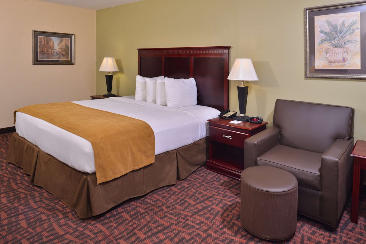 Standard Room, 1 Katil Raja (King), Non Smoking, Refrigerator & Microwave | Peti besi dalam bilik, meja, ruang kerja komputer riba