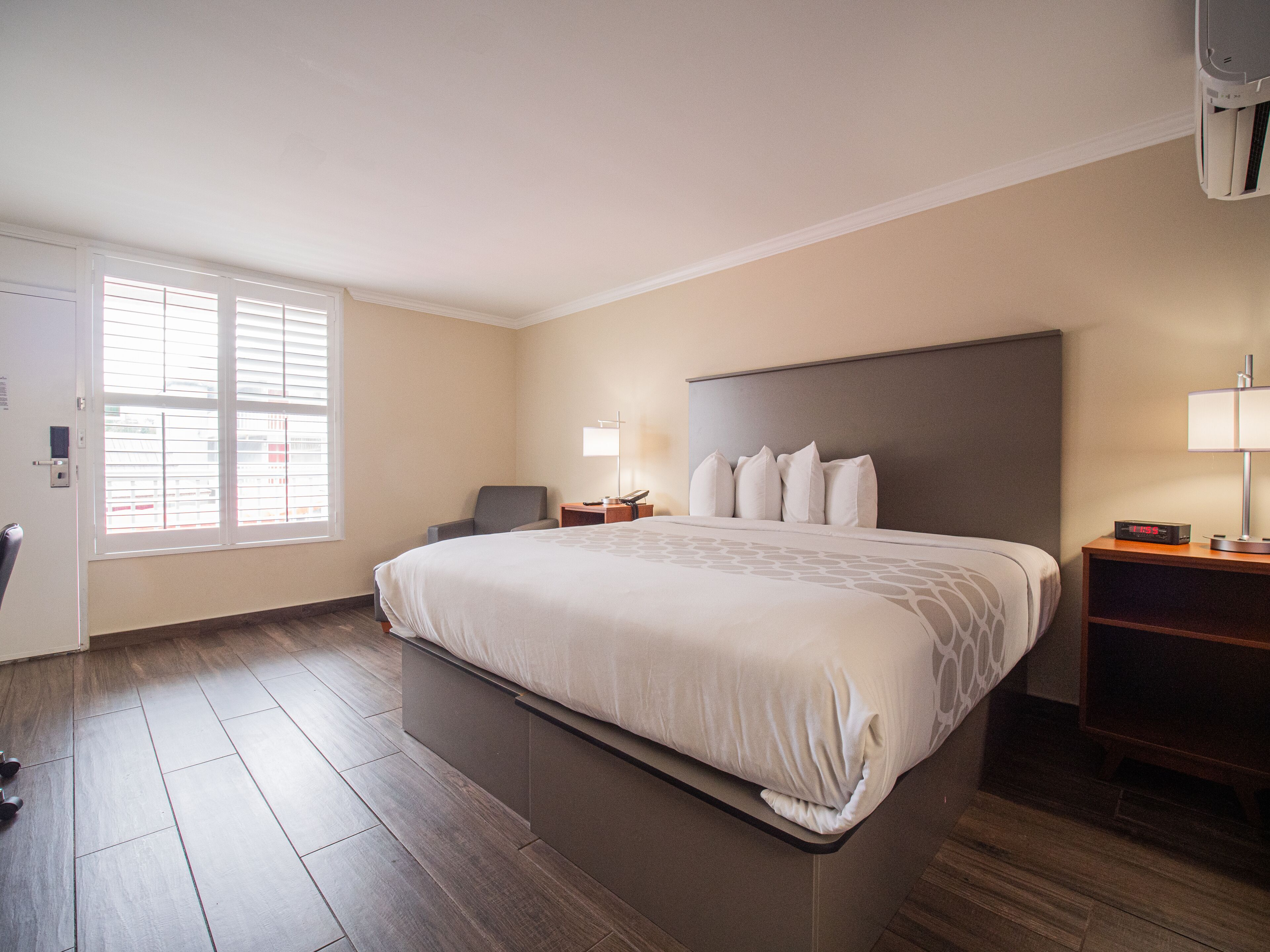 junior room, 1 king bed | 1 bedroom, in-room safe, desk, laptop workspace