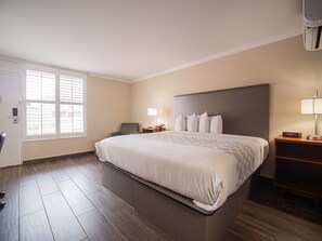 Juniorrum - 1 kingsize-säng | Värdeförvaringsskåp på rummet, skrivbord och arbetsyta för laptop