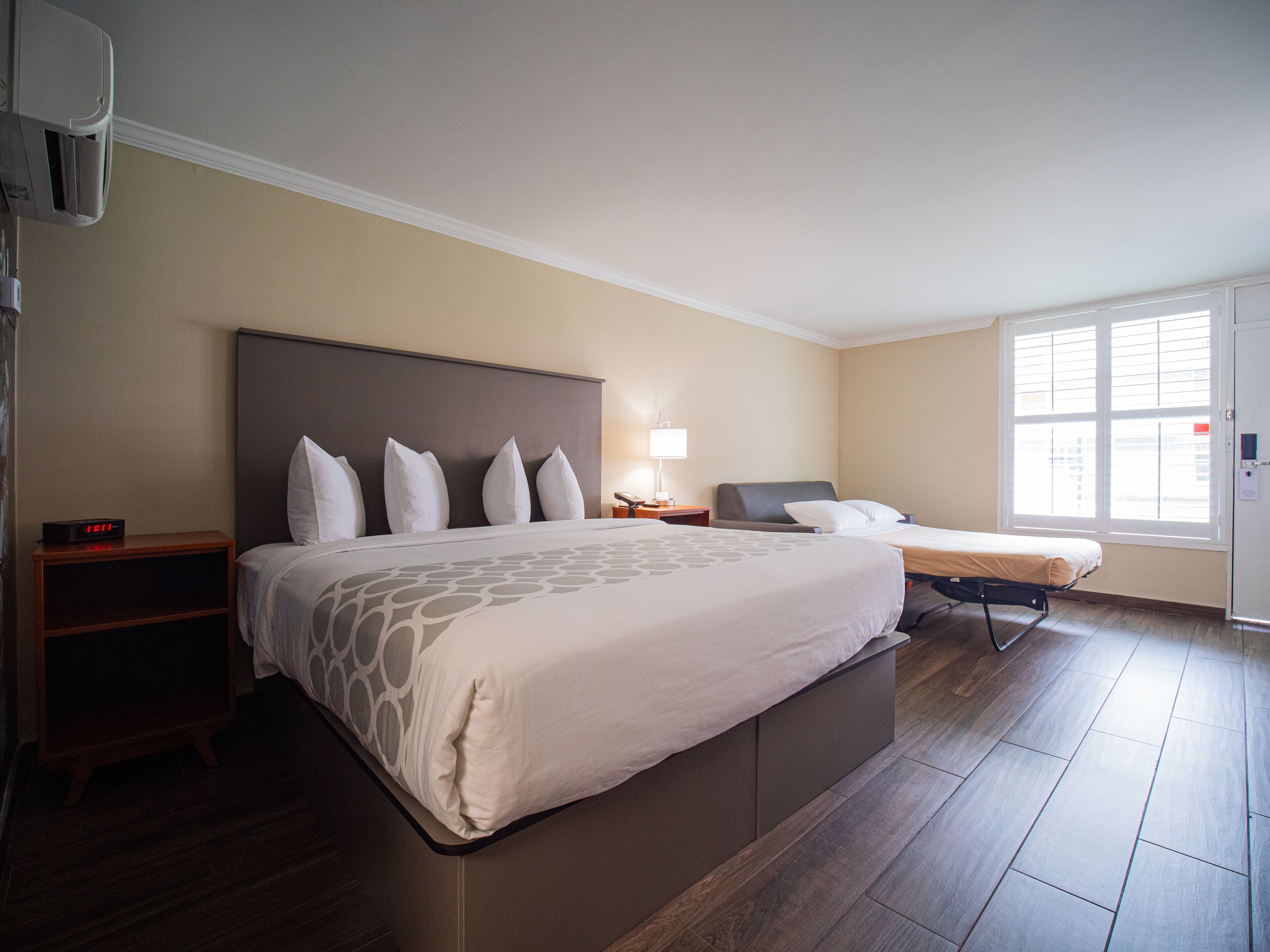 standard room, 1 king bed | 1 bedroom, in-room safe, desk, laptop workspace