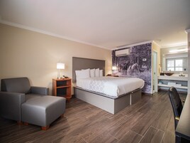 小型客房, 1 张特大床 | 客房内保险箱、办公桌、笔记本电脑工作区、熨斗/熨衣板