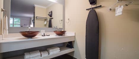 Un baño con dos lavamanos, un espejo grande y un toallero.
