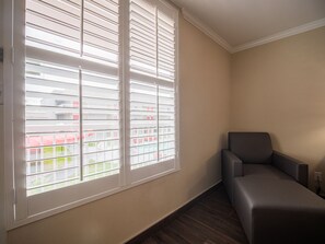 Quarto júnior, 1 cama King | 1 quarto, cofres nos quartos, escrivaninha