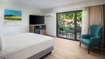 Une chambre d’hôtel équipée d’un lit, d’une télévision, d’un bureau avec un ordinateur et d’une chaise.