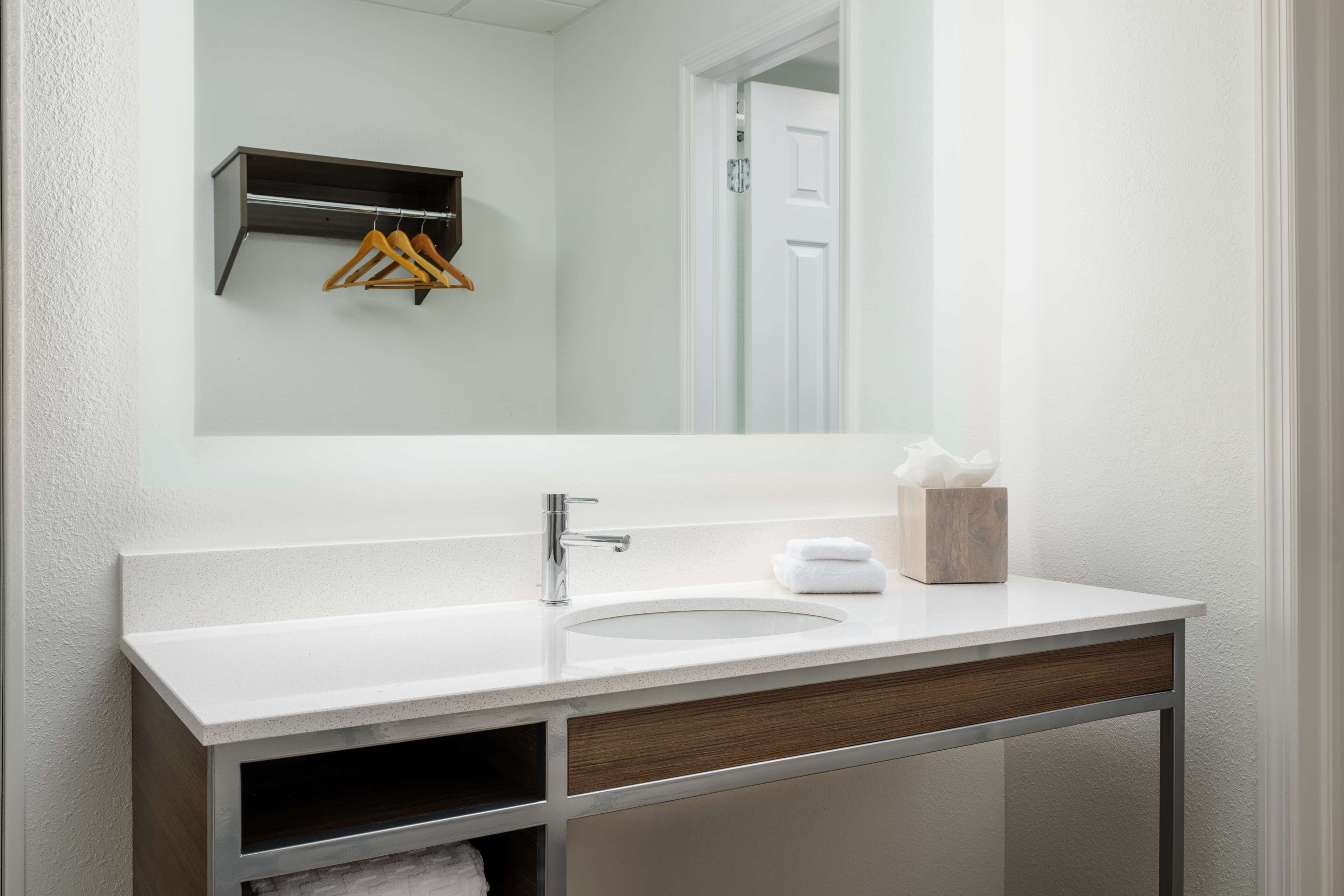 combined shower/bathtub, free toiletries, hair dryer, towels