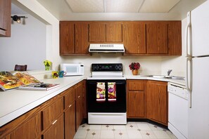 Fridge, coffee/tea maker