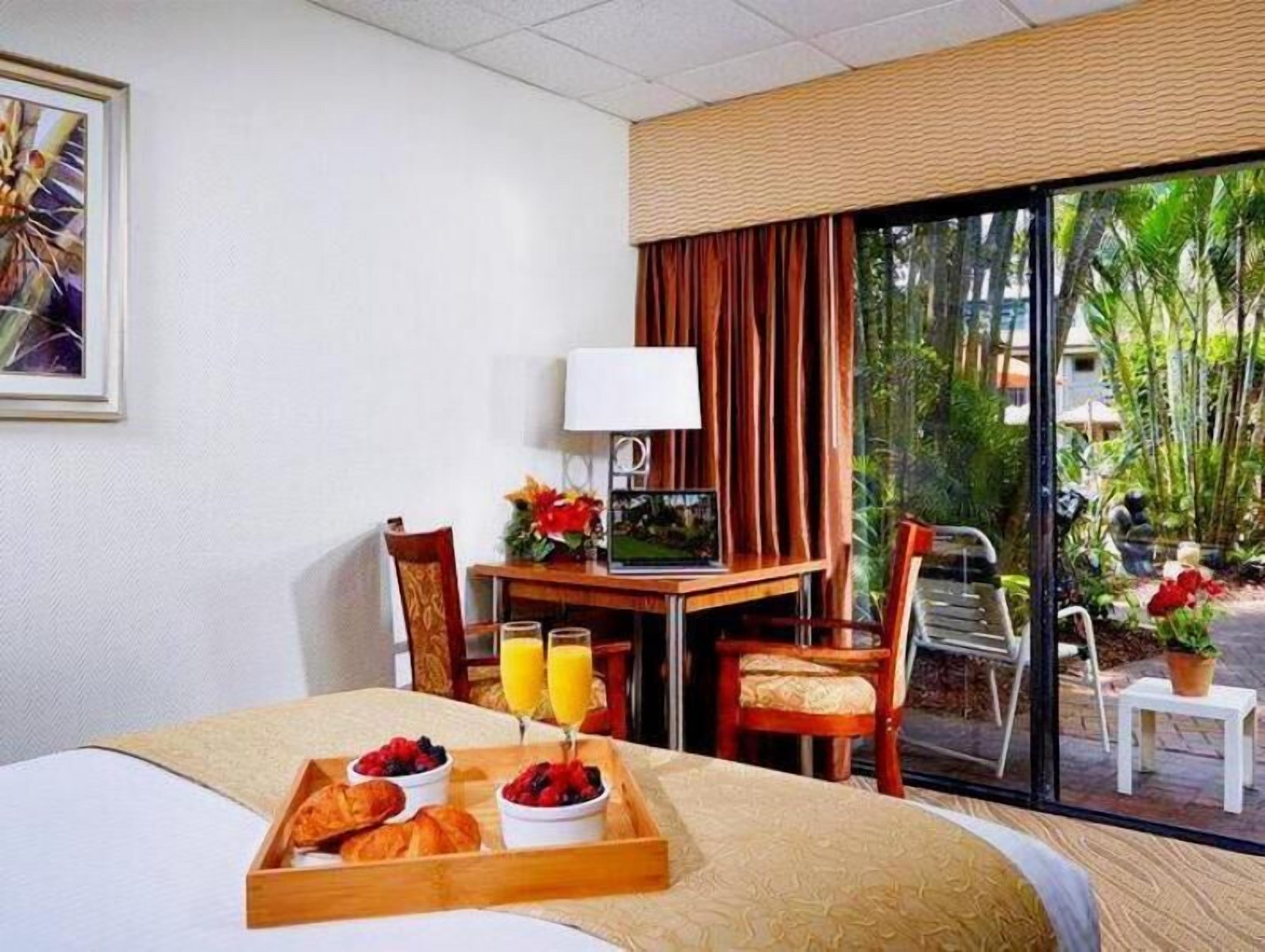 ستائر تعتيم ومكواة/لوح كي وواي فاي مجانًا وملاءات أسرّة