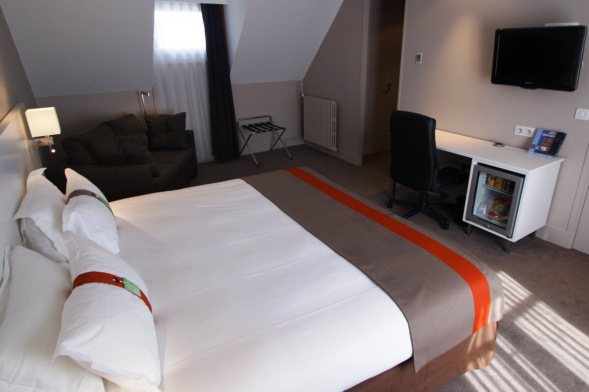 Minibar, in-room safe, desk, soundproofing