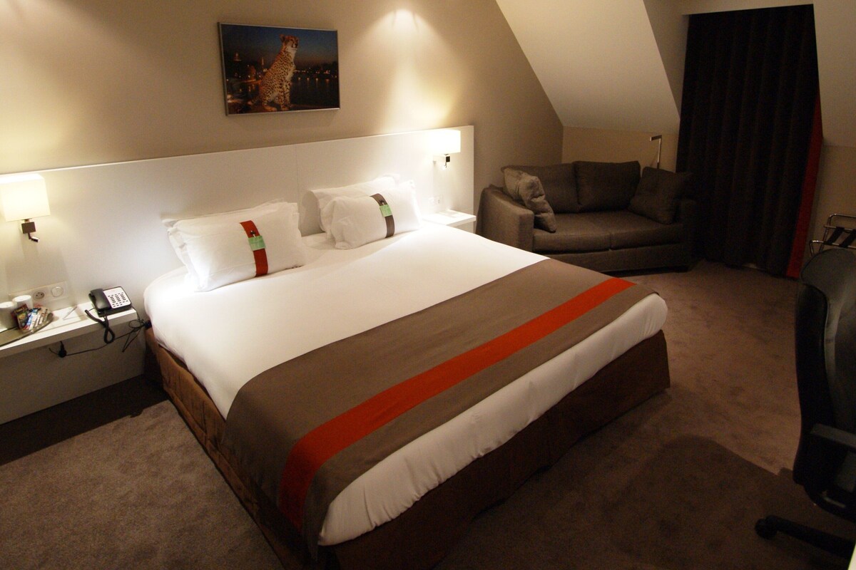 Minibar, in-room safe, desk, soundproofing