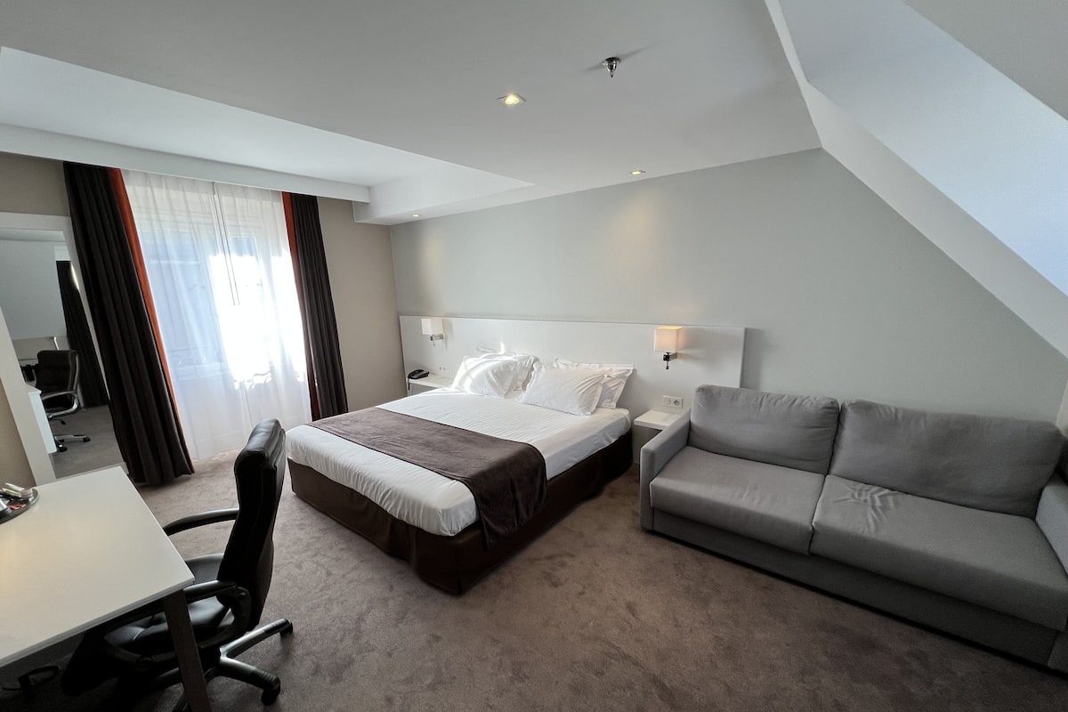 Minibar, in-room safe, desk, soundproofing