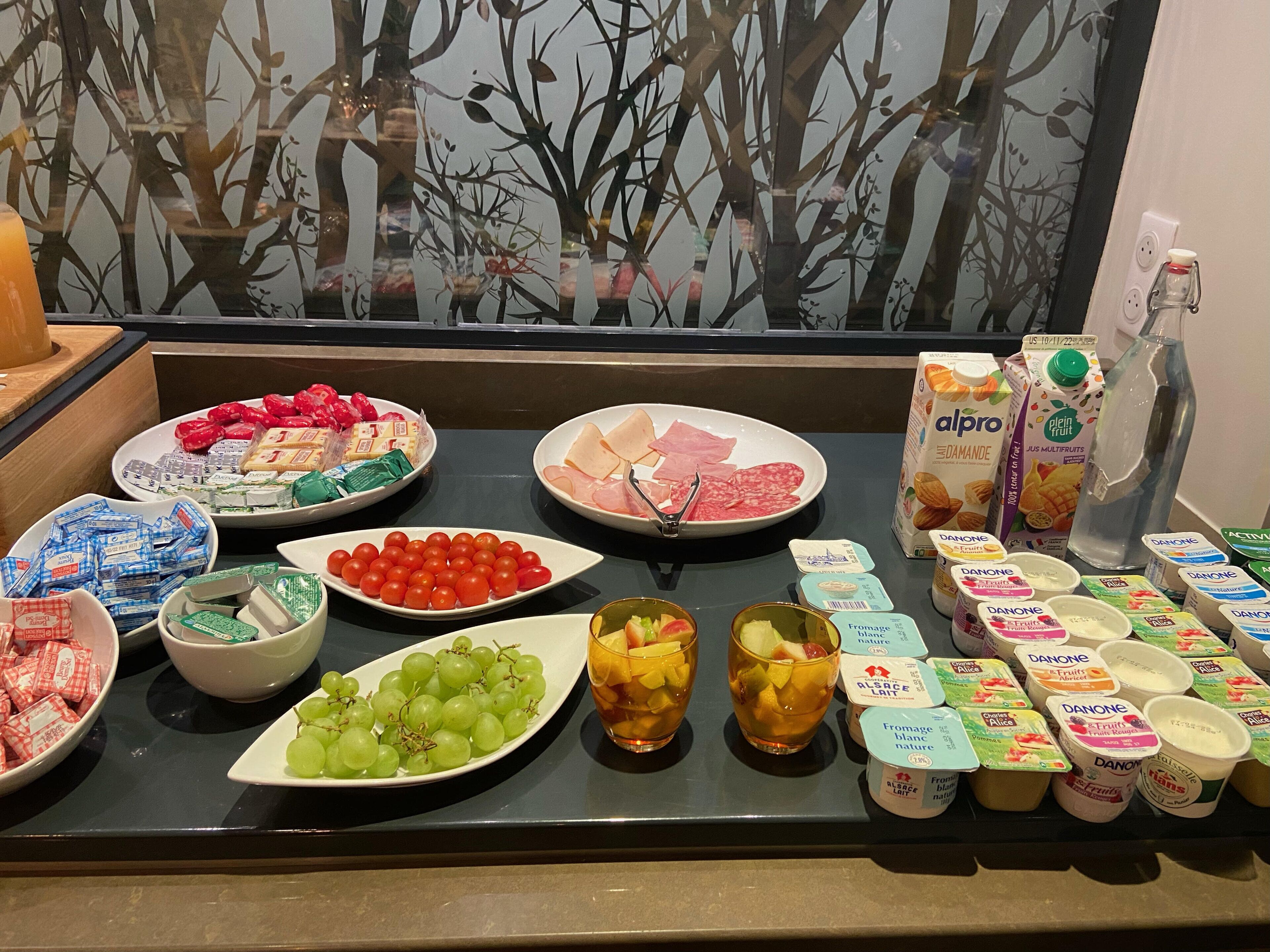 每日供應吃到飽早餐 (每人 EUR15.00)