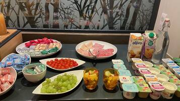 Petit déjeuner buffet (15.00 EUR par personne)