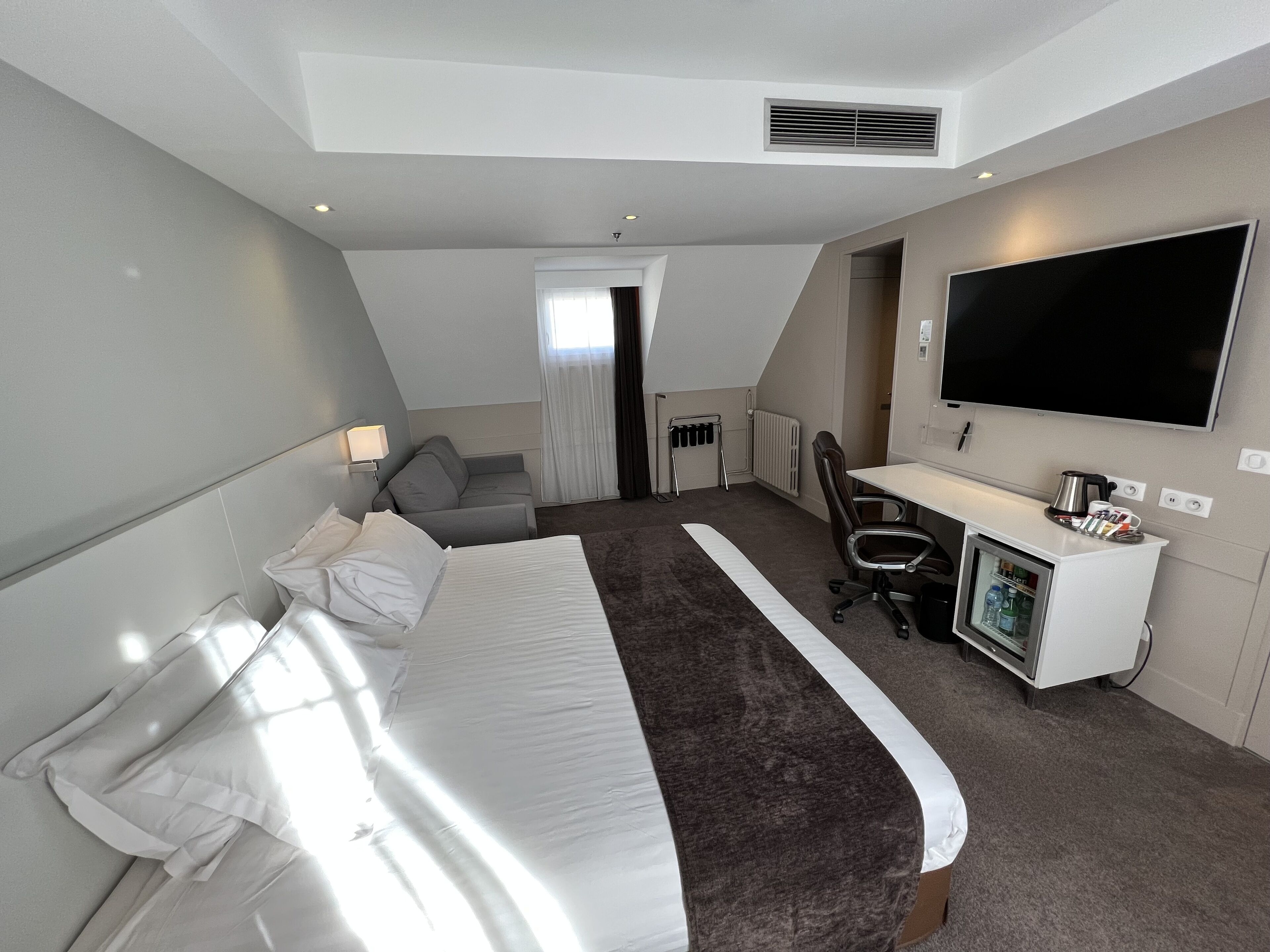 standard room, 1 king bed | minibar, in-room safe, desk, soundproofing